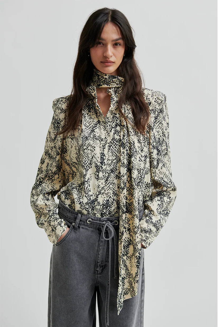 Second Female Sneaky Shirt - Black Sand